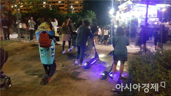 8일 오후 '서울세계불꽃축제'가 열린 여의도 한강공원에는 진입이 제한된 전동휠, 전동킥보드, 자전거 등을 탄 시민들이 자주 보였다.