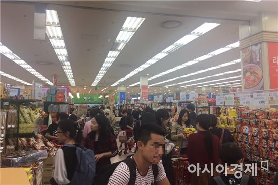 사진=지난 주말 롯데마트 서울역점을 찾은 중국인 관광객들의 모습.