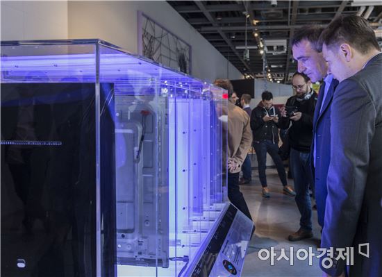 코페르니쿠스 과학센터를 방문한 관람객들이 삼성전자가 마련한  퀀텀닷 TV 기술을 전시를 살펴보고 있다. (제공=삼성전자)
