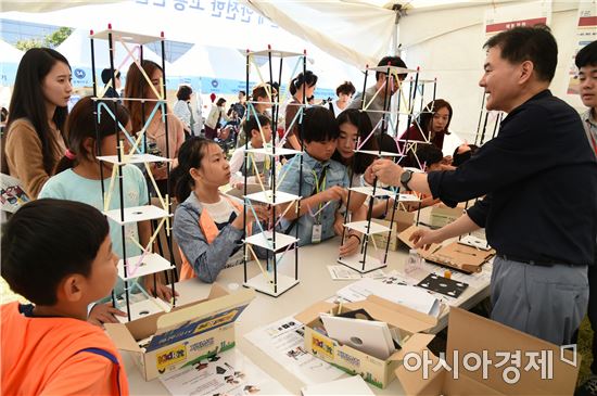 ▲'영 메이커 페스티벌'에 참여한 중학생들이 '지진에도 안전한 건축물 만들기'에 참여하고 있다. (제공=LG)