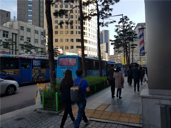 8일 서울 중구 소공동에 위치한 롯데백화점 본점 인근에는 대형 관광버스가 곳곳에 불법 정차하고 있었다.  