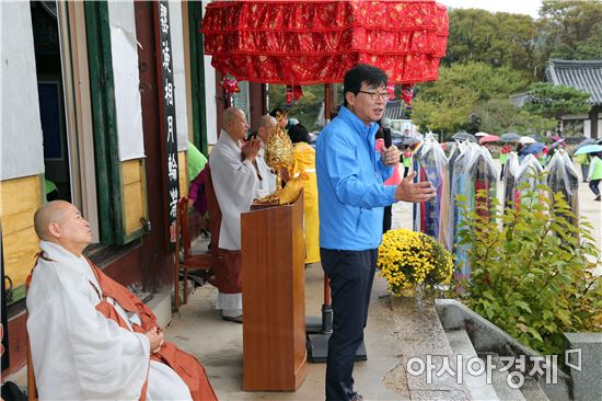 김성 장흥군수가 장흥국제통합의학박람회를 방문한 보림사 순례단을 환영하고있다. 