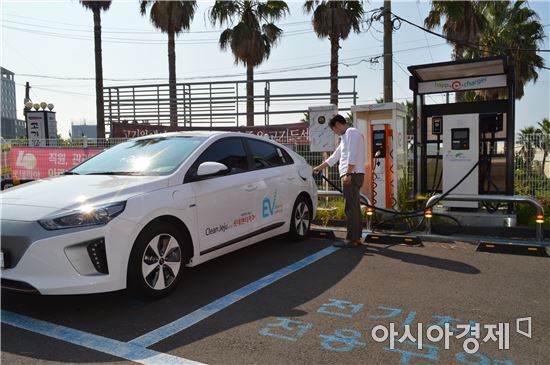 KT는 현대기아자동차, 한국전력 등이 지난해 8월 공동 민간 충전서비스사업자 한국전기차충전서비스를 설립했다. 