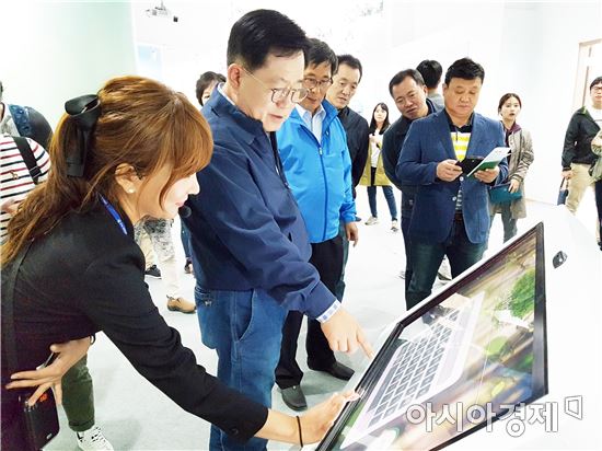 [포토]조충훈 순천시장, 장흥국제통합의학박람회 관람