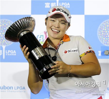 장하나가 푸본타이완챔피언십 우승 직후 트로피를 들고 기념 촬영을 하고 있다. 타이완=Getty images/멀티비츠 