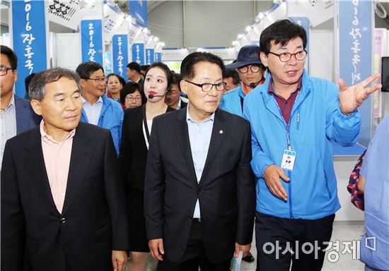 [포토]장흥국제통합의학박람회장 찾은 박지원 국민의당 대표