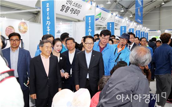 [포토]장흥국제통합의학박람회장 찾은 박지원 국민의당 대표