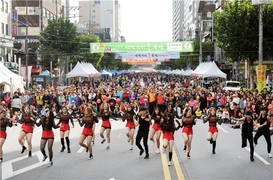 제5회 세계거리춤축제에참가한 댄스팀이 퍼레이드 공연을 펼치고 있다.
