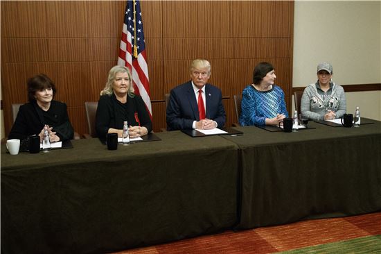 ▲도널드 트럼프(가운데)가 빌 클린턴과 부적절한 관계를 맺었다고 주장하는 여성들과 함께 기자회견을 준비 중이다. (AP =연합뉴스)