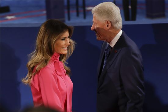 ▲멜라니아 트럼프(왼쪽)와 빌 클린턴 전 대통령이 대선토론 직전 마주하며 미소짓고 있다. (AP= 연합뉴스)