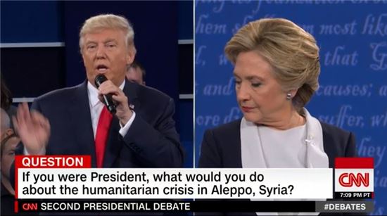 제 2차 TV토론에서 맞붙은 도널드 트럼프(왼쪽)과 힐러리 클린턴