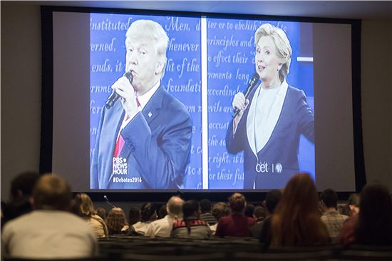 ▲9일(현지시간) 세인트루이스에서 열린 힐러리 클린턴과 도널드 트럼프 사이의 2차 TV 토론회를 시청중인 사람들. (AP = 연합뉴스)