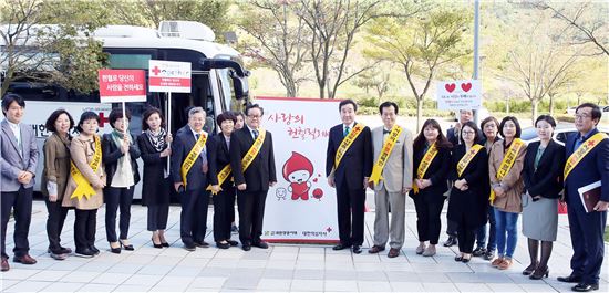 [포토]이낙연 전남지사,사랑의 헌혈 릴레이 국민운동 참석