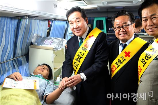[포토]이낙연 전남지사,사랑의 헌혈 릴레이 국민운동 참석