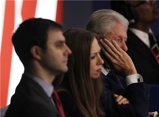 ▲걱정스러운 표정의 빌 클린턴 전 미국 대통령(오른쪽) (AP = 연합뉴스)