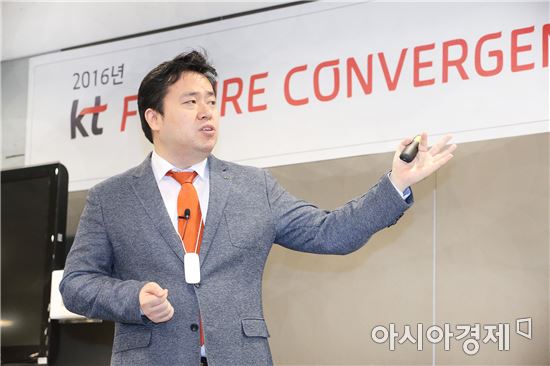 김태균 KT 스마트 커넥티비티 사업담당(상무)가 10일 서울 광화문 KT 본사에서 진행된 기자간담회에서 '위즈스틱'을 소개하고 있다.