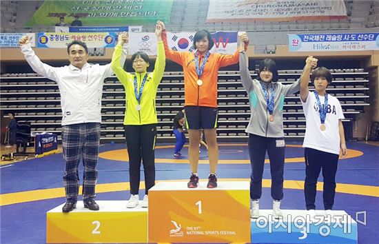 레슬링 3남매 막내딸 전남체육고 박정애 선수,전국체전서 금메달
