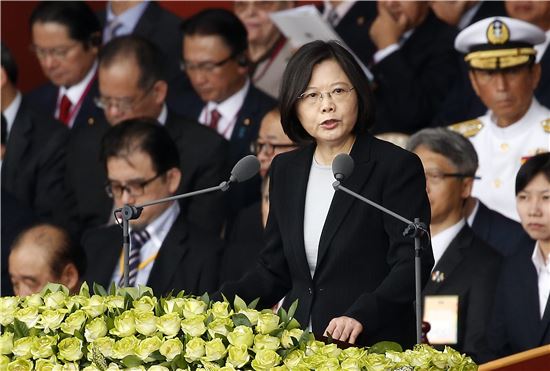 [포토]"중국과 평화 원한다"…쌍십절 연설중인 차이잉원 대만 총통