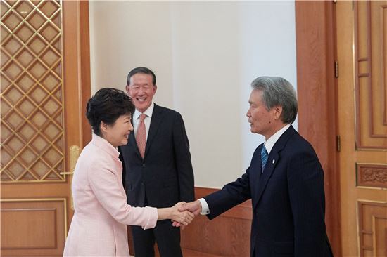 박근혜 대통령이 10일 오후 청와대에서 일본 게이단렌 대표단을 접견하고 있다.