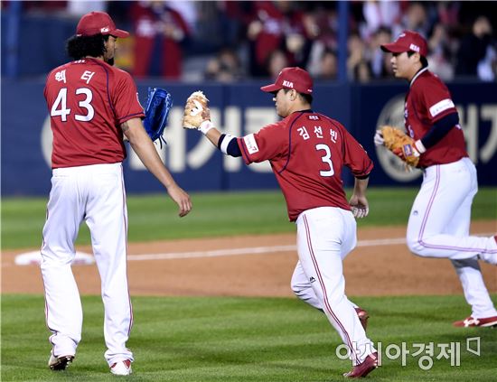 [포토]헥터, '김선빈-안치홍 키스톤 콤비 좋았어!'