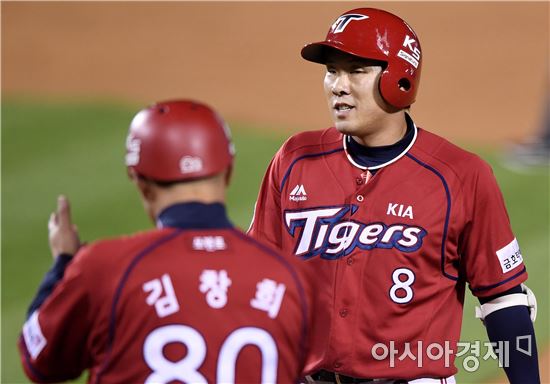 [포토]안치홍, '선취 2타점 좋았어!'