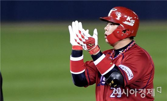 [포토]박수치는 KIA 나지완, '득점 찬스 왔어!'