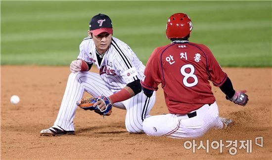 [포토]공 놓치는 LG 오지환