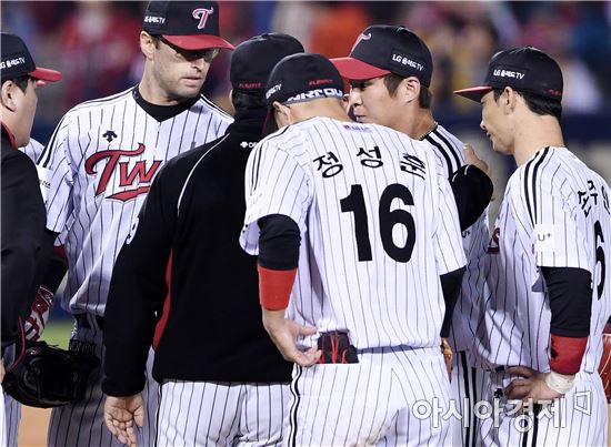 [포토]오지환을 비롯한 선수들 격려하는 LG 양상문 감독