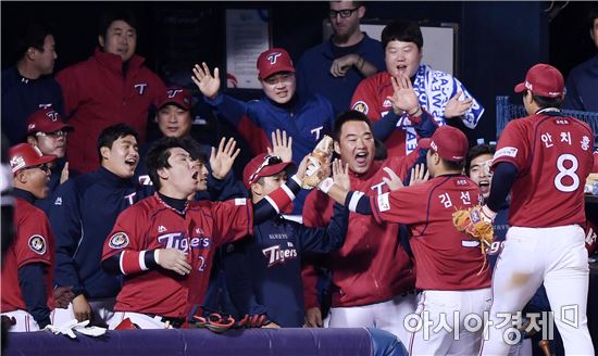 [포토]환호하는 KIA 더그아웃, '김선빈-안치홍 콤비 대단해!'