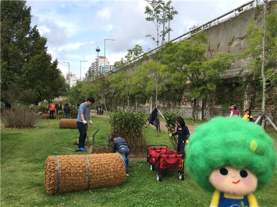 지난 8일 유한킴벌리 사원 가족이 서울 뚝섬에 나무를 심고 있다.(사진=유한킴벌리 제공)