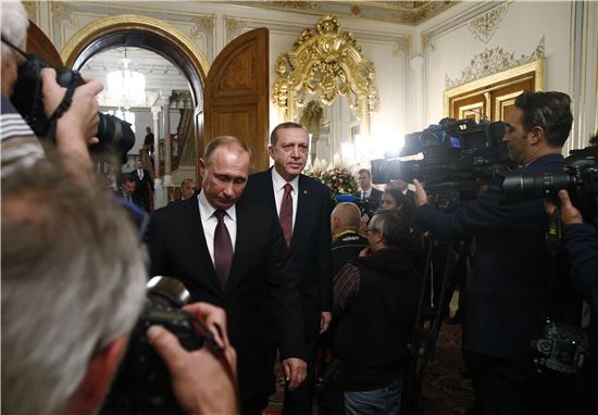 ▲블라디미르 푸틴 러시아 대통령(왼쪽)과 레제프 타이이프 에르도안 터키 대통령 (AP=연합뉴스)