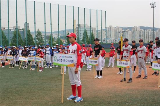 지난해 열린 성남시장기 야구대회 입장식
