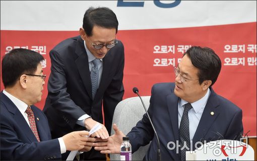 [포토]인사 나누는 정진석·김도읍