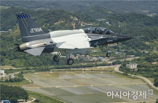 한국항공우주산업(KAI)가 미국 록히드마틴과 손잡고 고등훈련기 T-50을 기반으로 개발한 T-X 고등훈련기