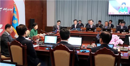 박근혜 대통령이 11일 청와대에서 국무회의를 주재하고 있다.<사진제공: 연합뉴스>