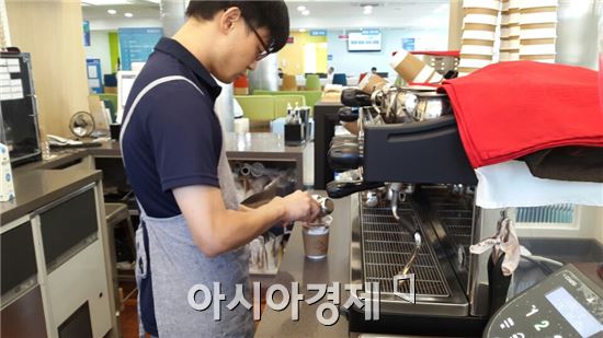 지난 6일 카페 모아(MOA)에서 정두현씨가 커피를 만들고 있다. 카페 MOA는 정신장애인들의 일자리 창출과 자립을 위해 설립된 MOA 사회적협동조합에서 운영하는 곳이다.