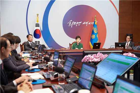 박근혜 대통령이 11일 청와대에서 주재한 국무회의에서 모두발언을 하고 있다. 