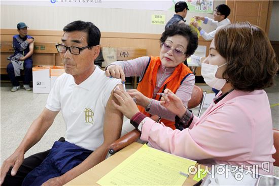 [포토]광주 동구, 인플루엔자 무료 예방접종 실시