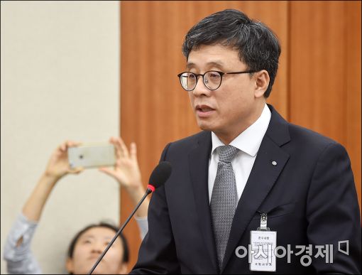 [포토]답변하는 최규복 유한킴벌리 대표