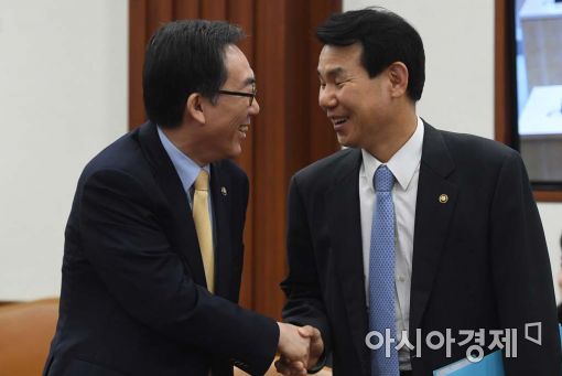 [포토]축하인사 받는 조태열 외교부 차관 