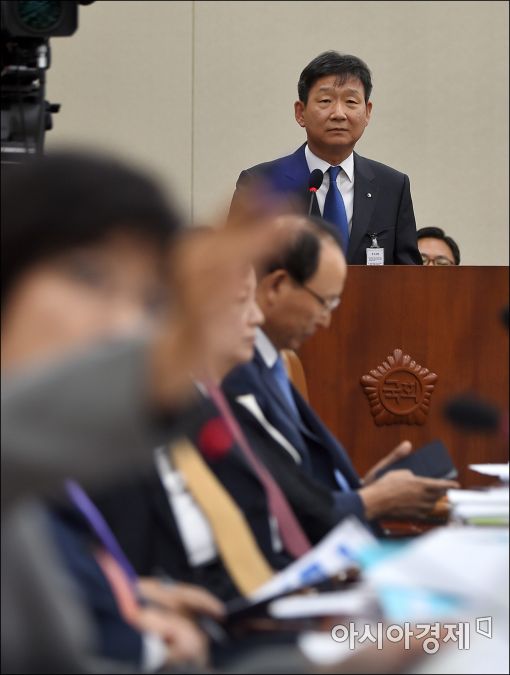 [포토]곤혼스런 표정의 황현식 LG전무