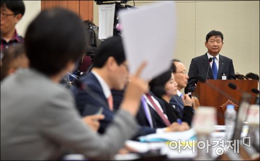 [포토]굳게 입다문 황현식 LG전무