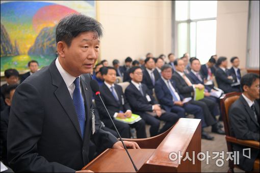 [포토]답변하는 황현식 LG전무