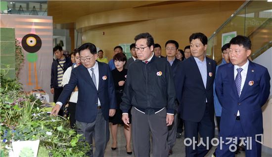 [포토]이낙연 전남지사, 2016정원산업디자인전 참석