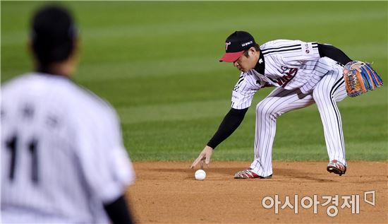 [포토]공 더듬는 LG 오지환