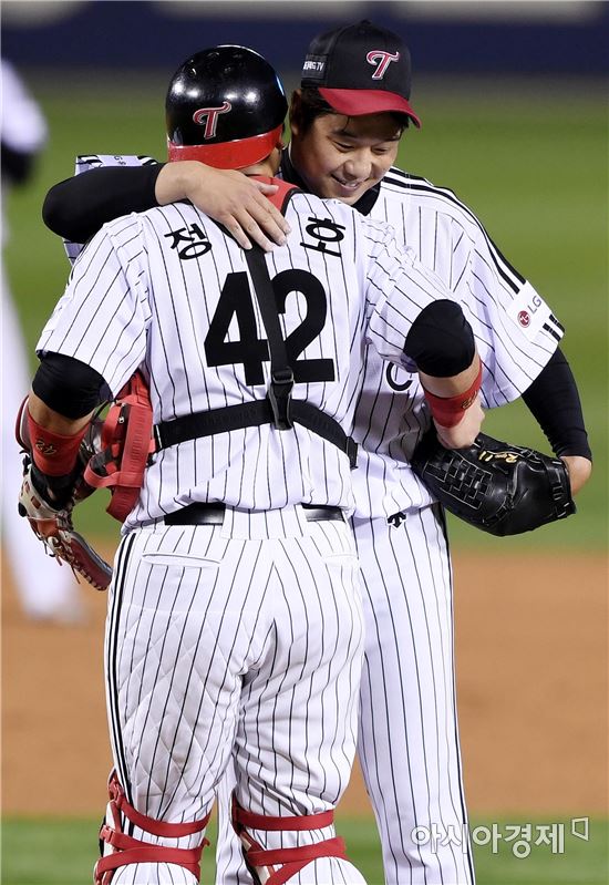 [포토]정상호 포수와 포옹하는 류제국