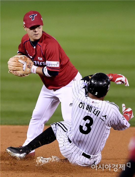 [포토]김선빈, '태클이 나한테 오네~'