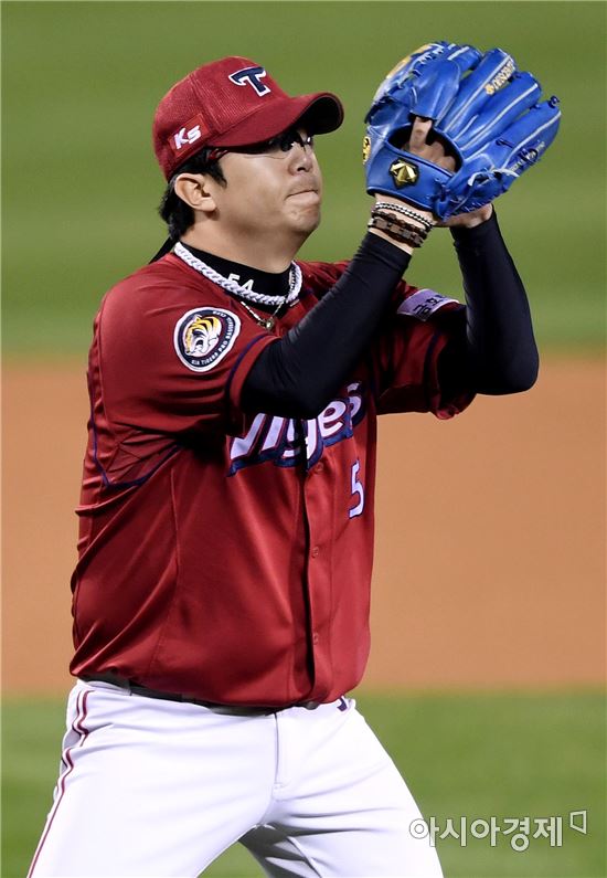 [포토]박수치는 KIA 양현종, '실점은 없다!'