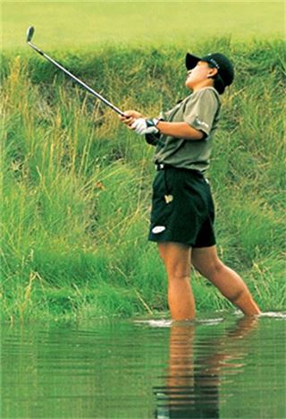 박세리가 1998년 US여자오픈 연장전 당시 18번홀에서 연못에 들어가 트러블 샷을 하고 있는 장면. 사진=골프매거진