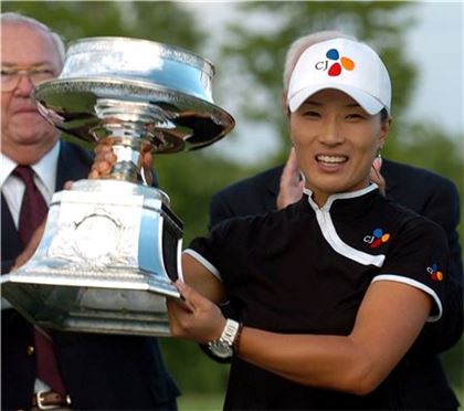 박세리가 2006년 맥도널드LPGA챔피언십 우승으로 부활을 알린 뒤 트로피를 들고 환하게 웃고 있다.